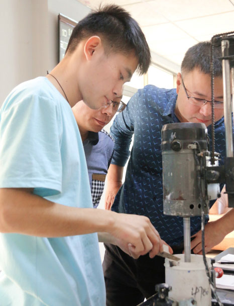 熱烈歡迎西安辦廠客戶孫總、張總、楊總來鑫浪進(jìn)行技術(shù)交流